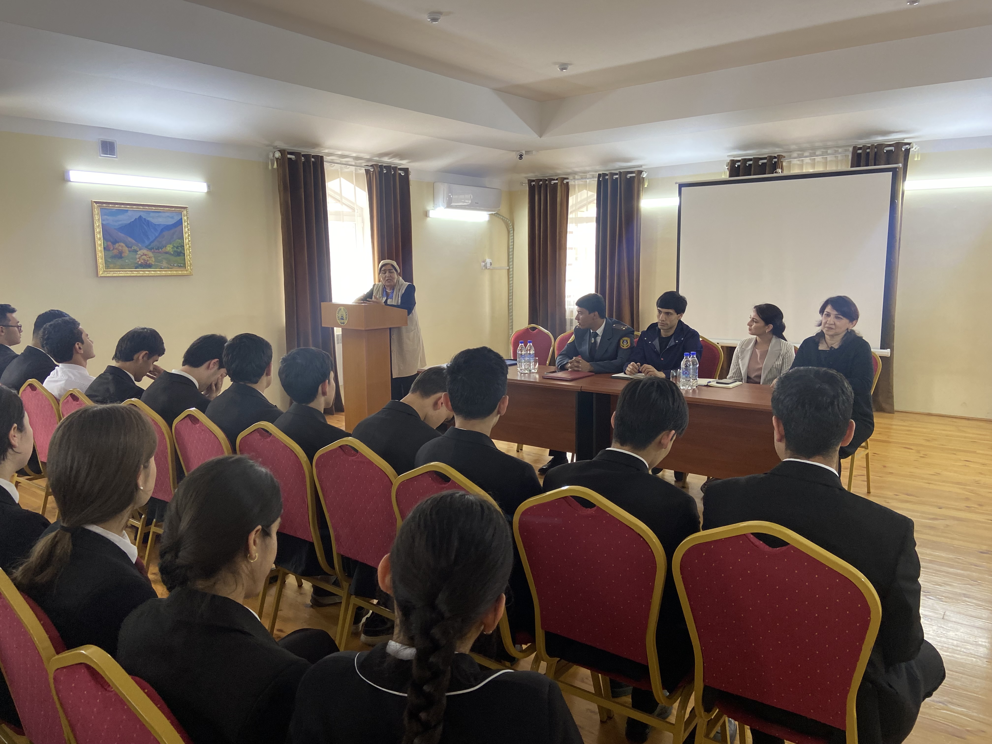 Мулоқоти хонандагони синфҳои болоӣ бо намояндагони Вазорати маориф ва комиссияи кор бо ноболиғон