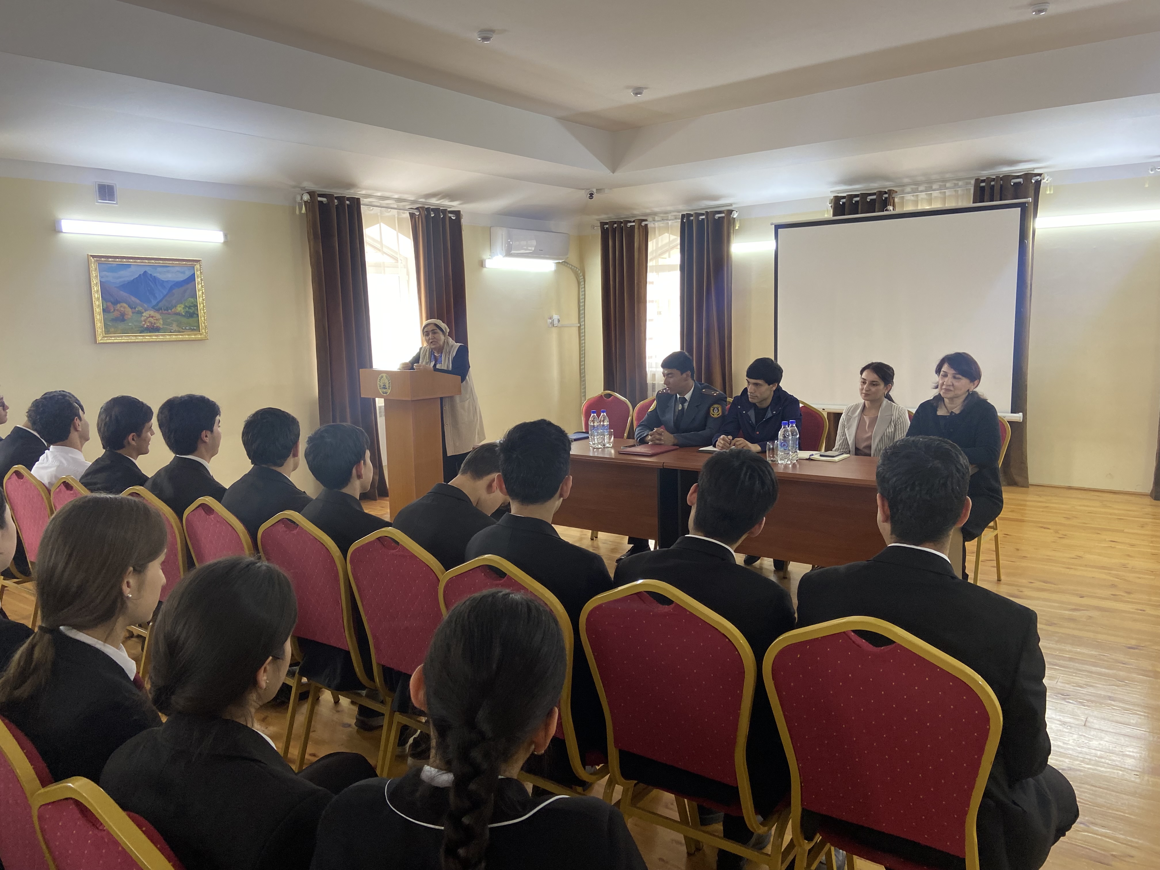 Мулоқоти хонандагони синфҳои болоӣ бо намояндагони Вазорати маориф ва комиссияи кор бо ноболиғон