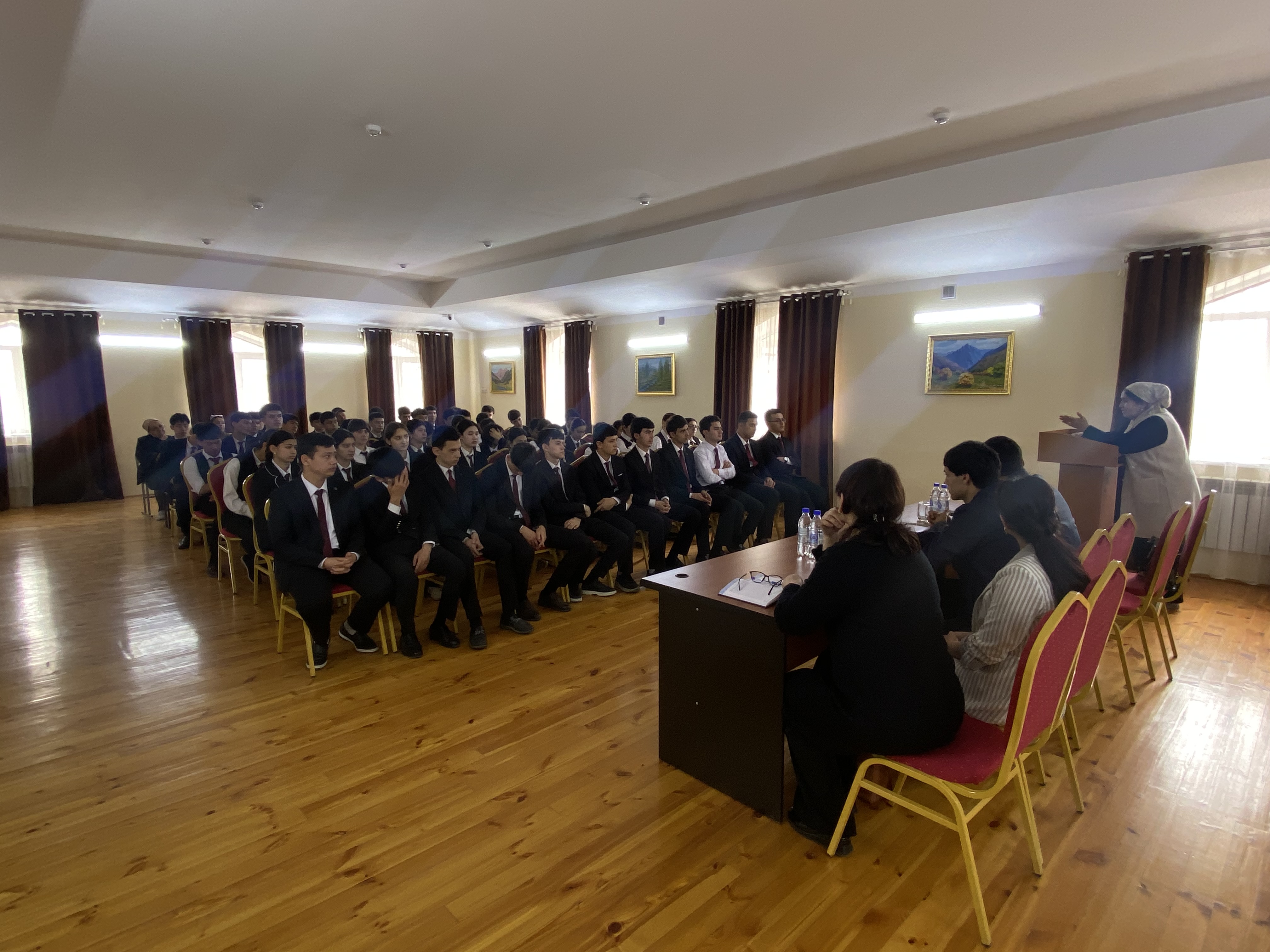 Мулоқоти хонандагони синфҳои болоӣ бо намояндагони Вазорати маориф ва комиссияи кор бо ноболиғон