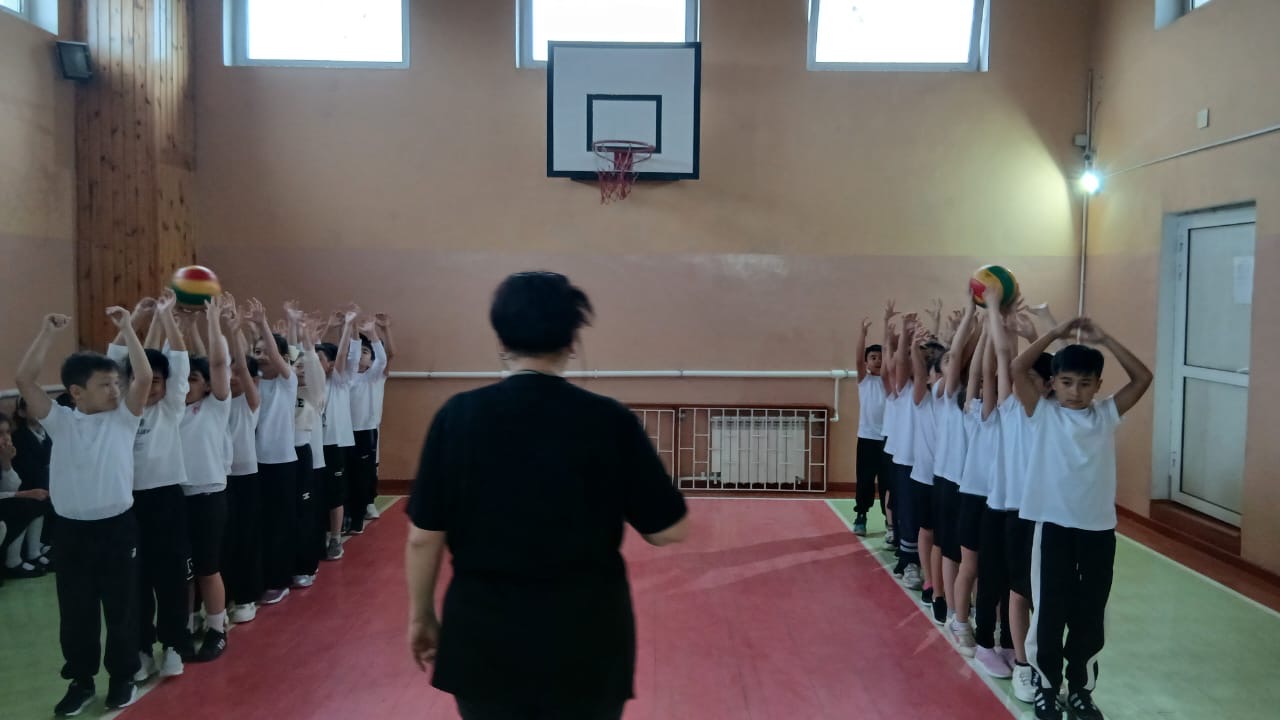 «Веселый старт»: эстафета  в начальных классах