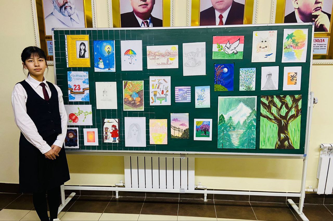 Выставка рисунков юных художников